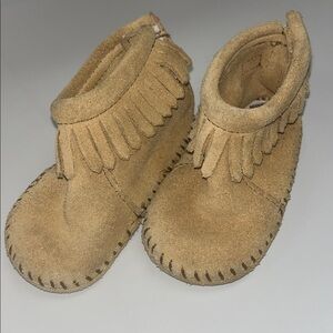 Minnetonka Tan Baby leather Moccasins with Fringe preowned size 4 unisex item